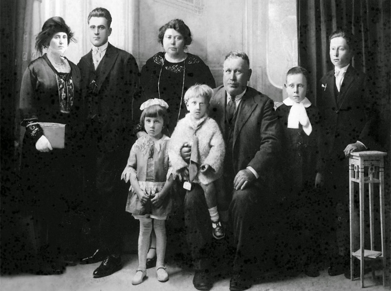 Famiglia di Ottavio Iustini, da http://corropolifoto.blogspot.com/2019/05/antica-famiglia-corropolese.html