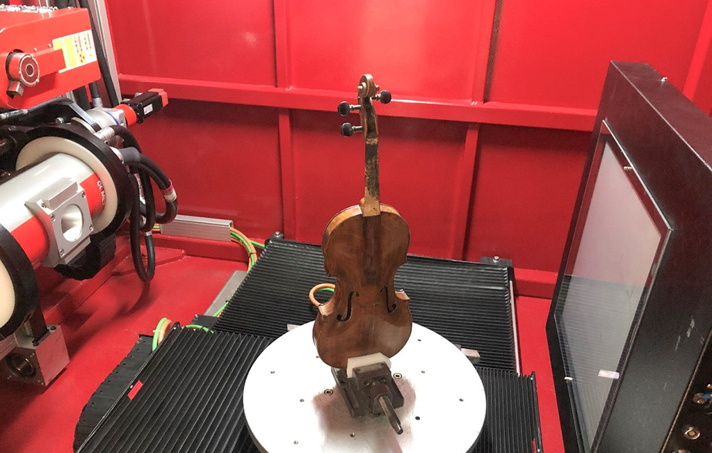 Violino del '700 nella cabina tomografica